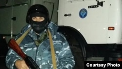 Сотрудник спецназа МВД во время разыскных мероприятий в окрестностях рынка "Дордой". 