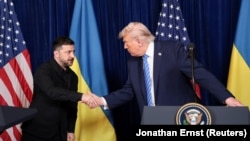 АШҚ президенті Дональд Трамп пен Украина президенті Владимир Зеленский баспасөз мәслихаты кезінде қол алысып тұр. 28 желтоқсан, 2025 жыл.