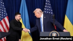 Президенты Украины и США Владимир Зеленский и Дональд Трамп во время пресс-конференции. 28 декабря 2025 года