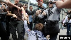 Люди нападают на гей-активиста во время акции протеста ЛБГТ-сообщества против закона о запрете пропаганды гомосексуализма. Москва, 11 июня 2013 года.