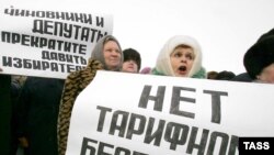 Участники всероссийской акции протеста против повышения тарифов на услуги ЖКХ, прошедшей в Кинешме