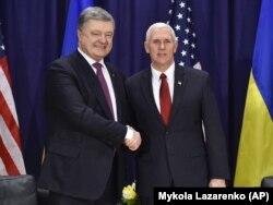 Президент України Петро Порошенко (ліворуч) під час зустрічі з віце-президентом США Майком Пенсом. Мюнхен, 18 лютого 2017 року