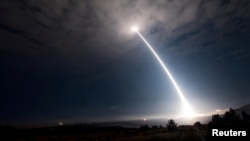 Minuteman III qitələrarası ballistik raketinin Vandenberq hərbi hava bazasından atışı