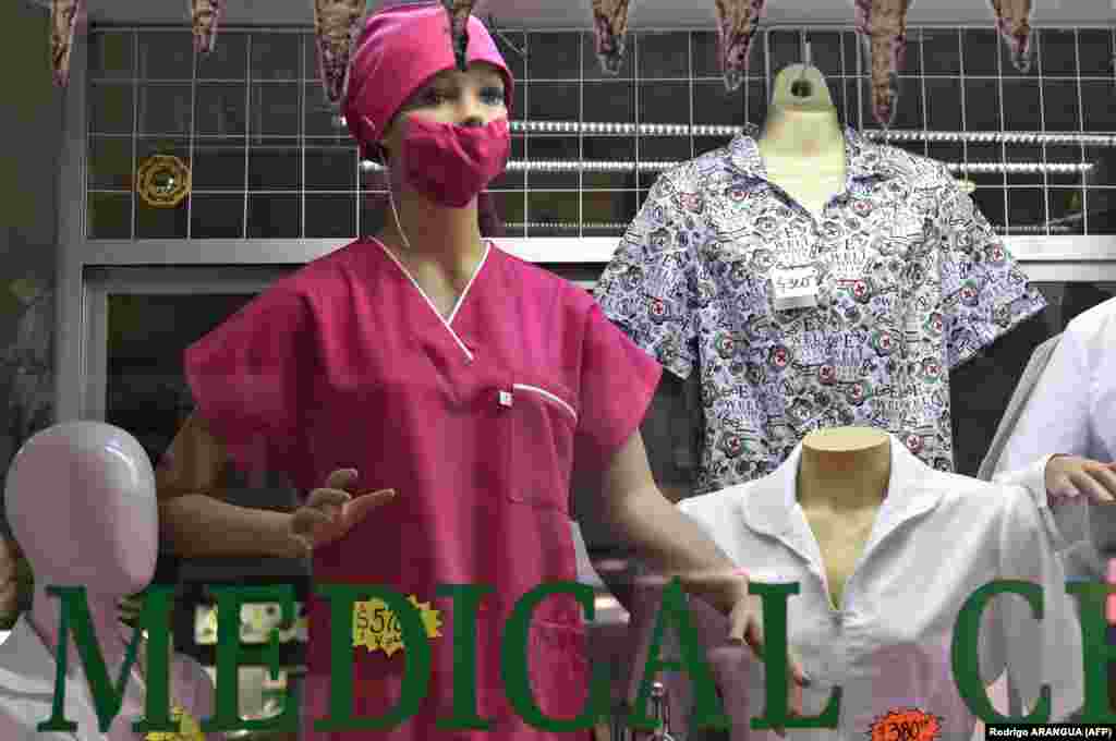 Манекен в защитной маске для лица в витрине магазина медицинских товаров в Мехико, 28 февраля