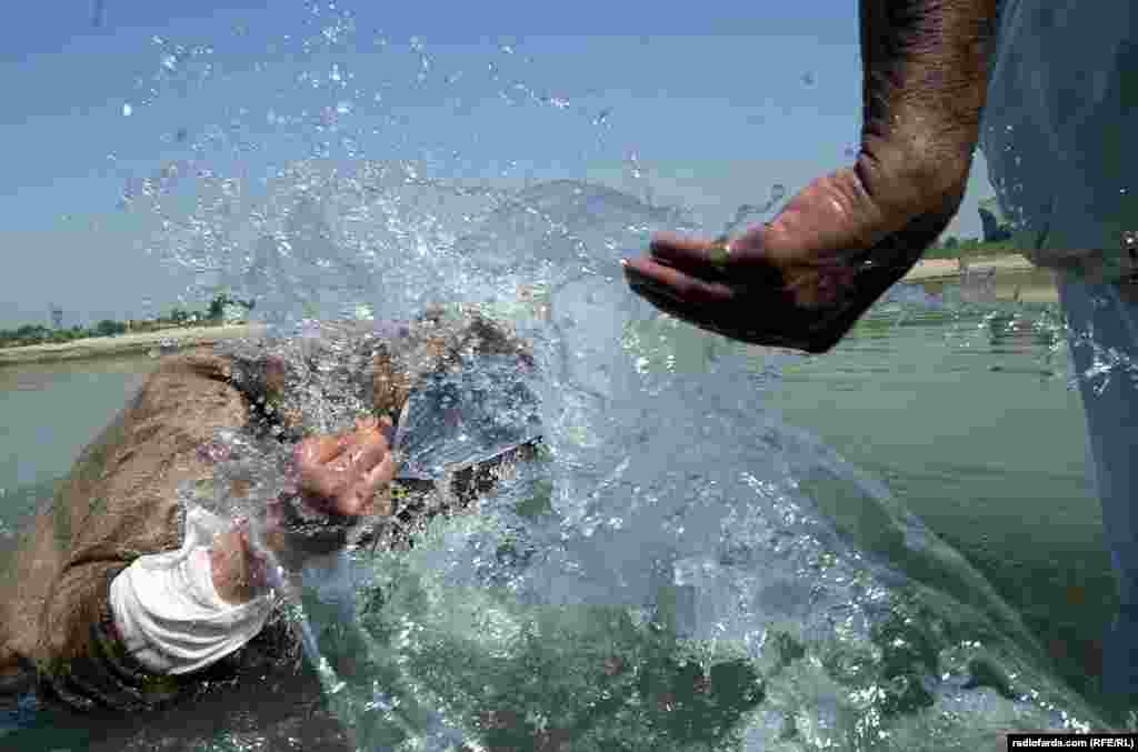 مندائیان چنانچه دچار خطایی غیر عمد شده باشد، در هنگام تعمید از خداوند طلب مغفرت می کنند، ولی حتا اگر گناه بزرگ را انجام داده باشند باز هم باید تعمید کنند و توبه نمایند.