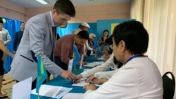 На избирательном участке № 350 в Алматы в день внеочередных президентских выборов. 9 июня 2019 года. 