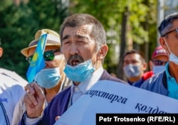 Участник митинга выступает перед собравшимися. Алматы, 13 сентября 2020 года.
