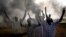 درگیری‌ها با حمله نیروهای امنیتی سودان به محل تحصن مخالفان در شهر خارطوم  و به آتش کشیدن چادرها  آغاز شد. 
