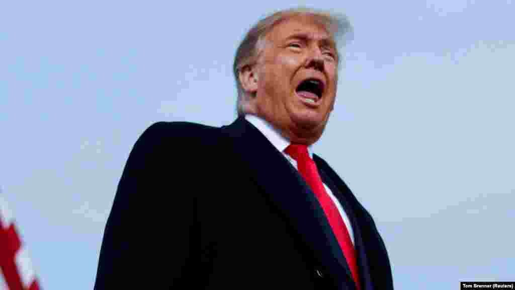 САД - Американскиот претседател Доналд Трамп платил само 750 американски долари данок на федерален доход во 2016, година кога ја освои претседателската функција, објави Њујорк тајмс во истражувачка сторија која одекна како бомба. Трамп, исто така, наводно платил иста сума во 2017 година и не платил данок на федерален доход во 10 од 15 последните години.
