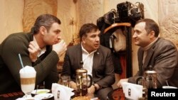 Liderul partidului ucrainean de opoziţie "Udar", Vitali Kliciko, ex-preşedintele Georgiei, Mihail Saakaşvili, şi ex-premierul R. Moldova, Vlad Filat, într-o cafenea la Kiev, 7 decembrie 2013