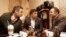 Liderul partidului ucrainean de opoziţie "Udar", Vitali Kliciko, ex-preşedintele Georgiei, Mihail Saakaşvili, şi ex-premierul R. Moldova, Vlad Filat, într-o cafenea la Kiev, 7 decembrie 2013