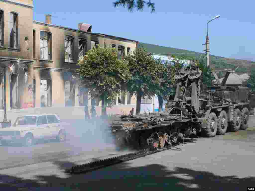 На улице Цхинвали убирают разбитую военную технику, 20 августа 2008