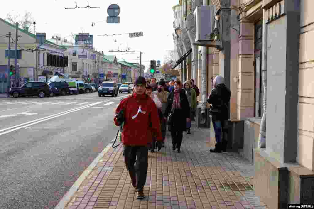 Участники прогулки идут по улице Покровка