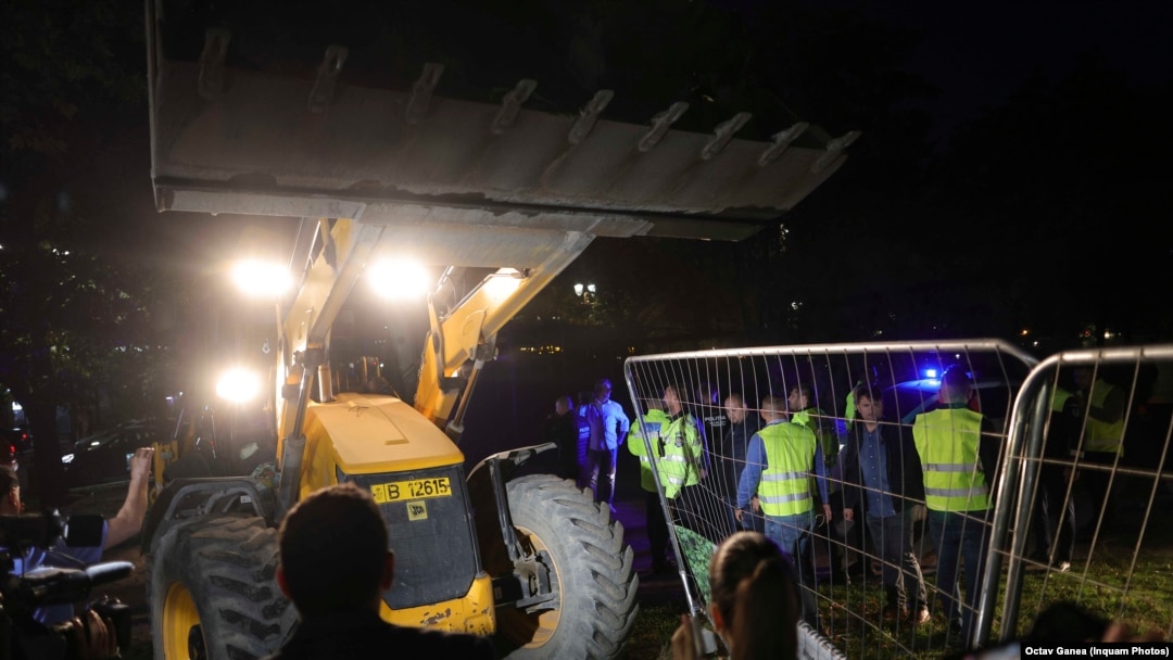 Șantierul de la Piața Unirii a fost demolat cu un buldoexcavator. 