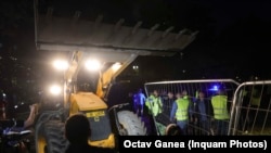 Șantierul de la Piața Unirii a fost demolat cu un buldoexcavator. 