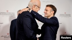 Premijer Libana Nadžin (Najib) Mikati (levo) i francuski predsednik Emanuel Makron (Emmanuel Macron) na međunarodnu konferenciju u znak podrške Libanu, Pariz, 24. oktobra 2024.