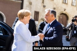 Ungaria - premierul maghiar Viktor Orban întâmpinându-l pe cancelarul german Angela Merkel la Sporon, Ungaria - 19 august 2019.