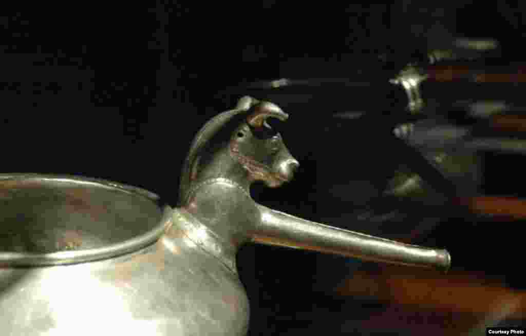 Bowl with a bull's head handle and spout, 6th century B.C., Luristan Province (photo by Mauricio Marat/INAH)