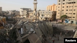 Палестинці обстежують руїни мечеті у центральній частині Смуги Гази, що за даними поліції, була знищена в результаті авіаудару ізраїльтян, 12 липня 2014 року