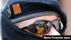 Каталониянын эгемендигин талап кылган митингдеги полиция кызматкери. 20-сентябрь, 2017-жыл