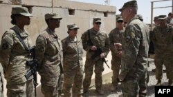 Աֆղանստանում ԱՄՆ զորքերի հրամանատար Ջոն Նիքոլսոնը զրուցում է զինծառայողների հետ, ապրիլ, 2017թ․