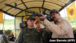 Мадура з расейскай снайпэрскай вінтоўкай падчас вайсковых вучэнняў на тэрыторыі Вэнэсуэлы 14 студзеня 2017