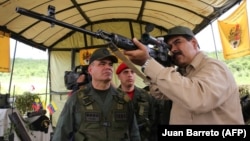 Николас Мадуро Венесуэла ҳарбийлари билан.
