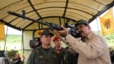 Президент Венесуэлы Николас Мадуро с российской снайперской винтовкой СВД на учениях вблизи Каракаса. 2018 года