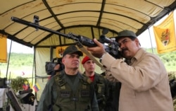 Президент Венесуэлы Николас Мадуро на военных учениях с российской снайперской винтовкой СВДС