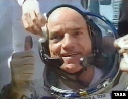 Тұңғыш ғарыш саяхатшысы Деннис Тито. 6 мамыр, 2001 жыл