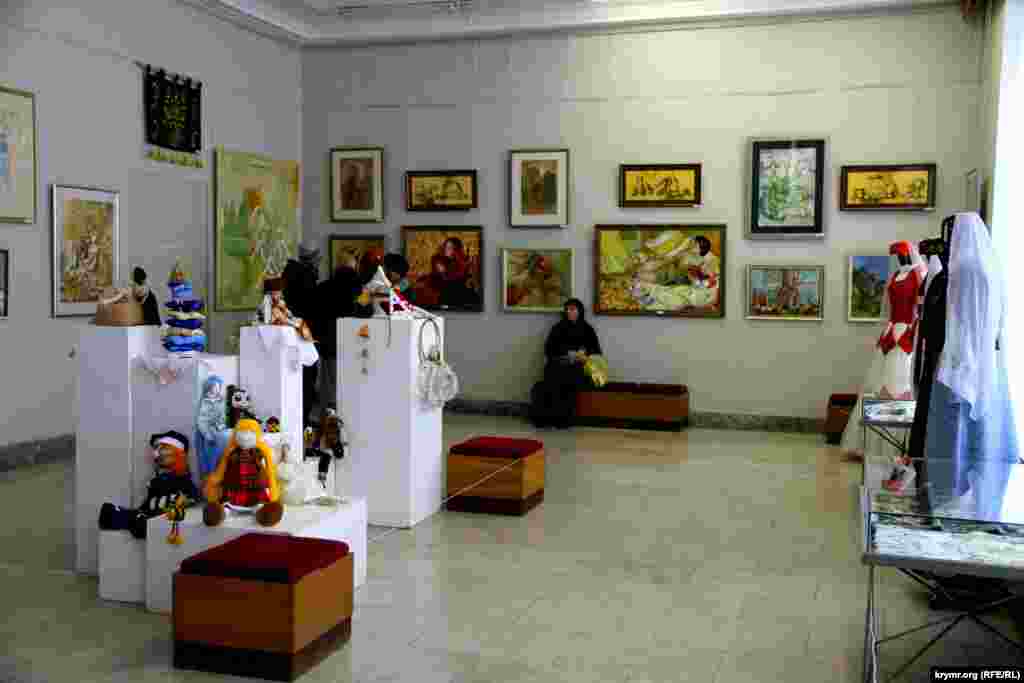 Виставка складається з картин, ляльок, костюмів та інших прикладів декоративно-прикладного мистецтва