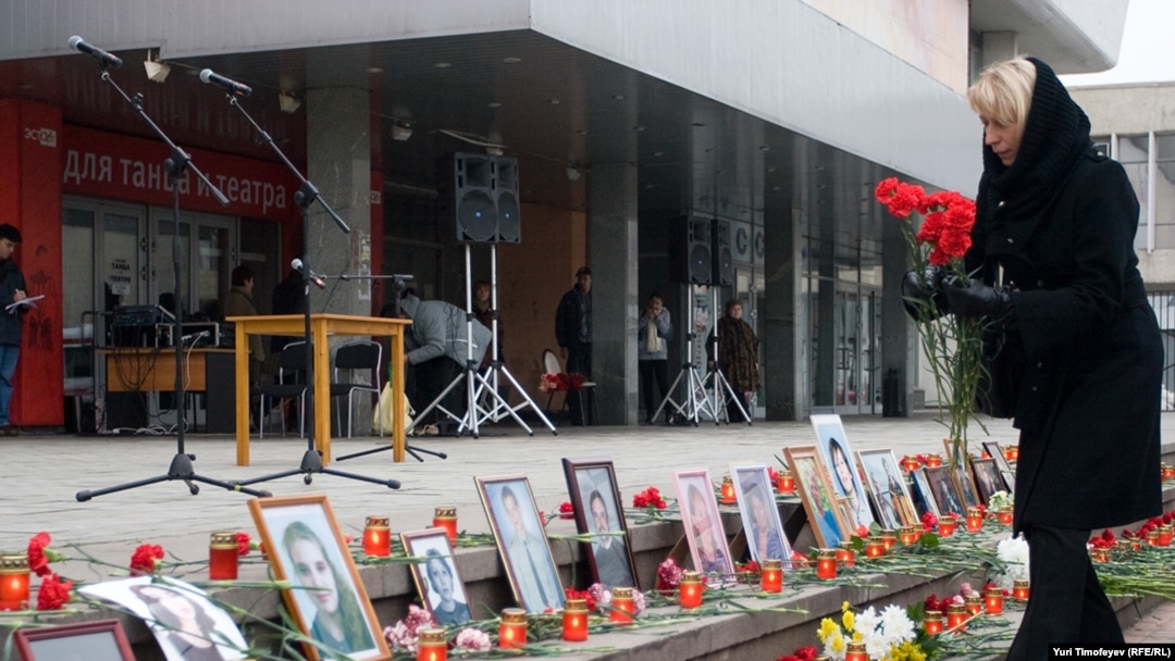 На ступенях Театрального центра на Дубровке