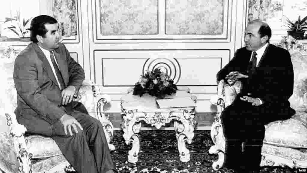 Исполнительный секретарь СНГ Борис Березовский (справа) на встрече с Президентом Таджикистана Эмомали Рахмоном в Душанбе 27 марта 1998 года.