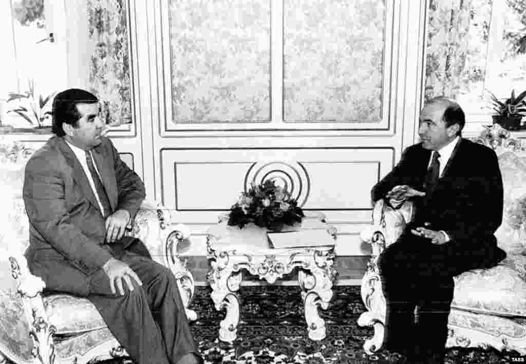 As the executive secretary of the Commonwealth of Independent States (CIS), Boris Beresovsky (right) meets with Tajik President Emomali Rahmon in Dushanbe on March 27, 1998.