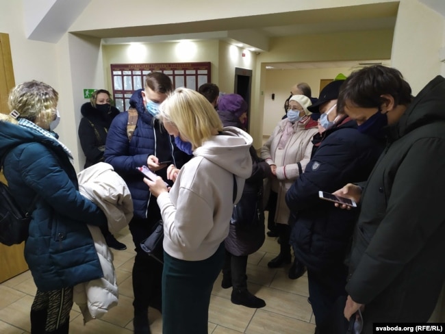8 лютага падтрымаць фігурантаў «справы Ціханоўскага» ў суд прыйшлі каля 30 чалавек