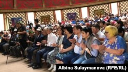 Алмазбек Атамбаев жыйынга жубайы Раиса Атамбаева менен барды. 22.06.2019