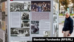 Выставка «Украинская Вторая мировая», стенд про депортацию крымских татар. Киев, сентябрь 2015 года