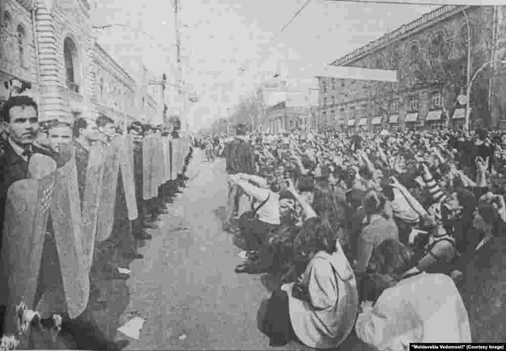 &quot;Moldavskie Vedomosti&quot;, 25 august 2001, protestele studenţeşti din septembrie 2000