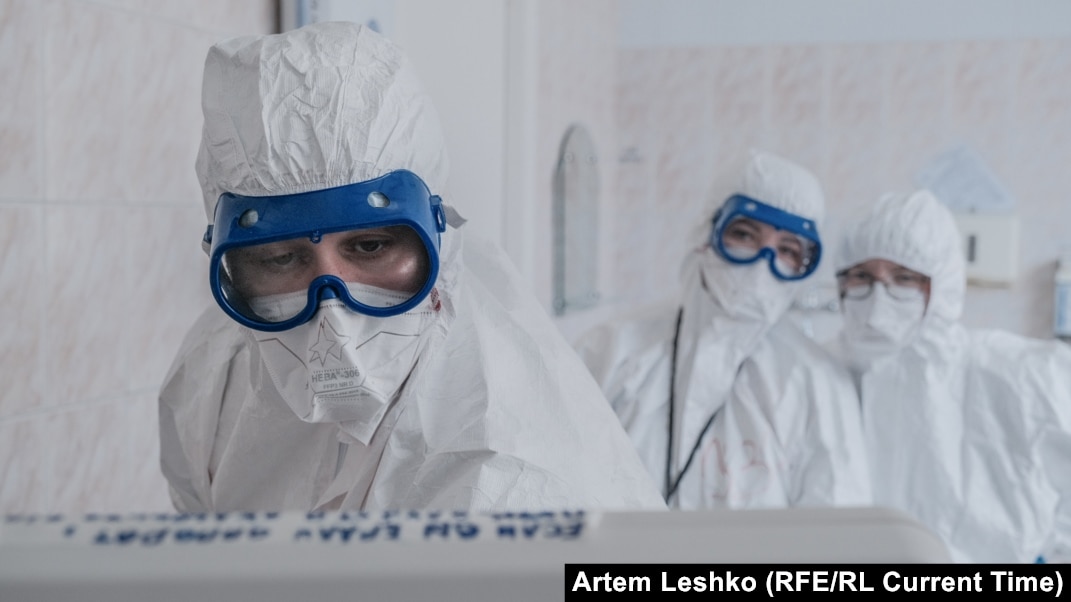 Ойыншықтармен қосарланған ену бейнеленген онлайн порно