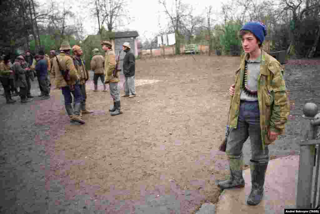 Абхазские боевики около шоссе, ведущего в Сухуми, столицу Абхазии. После того как грузинское военное командование заявило, что пленных брать не будет, а позже огнем было уничтожено здание, в котором хранились культурные артефакты абхазского народа, сами абхазы стали воспринимать эту войну как битву за выживание своей нации