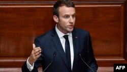 Франция президенті Эммануэль Макрон парламент алдында сөйлеп тұр. Париж, 3 шілде 2017 жыл.