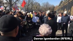 Митингчилер Ак үйдүн алдында.