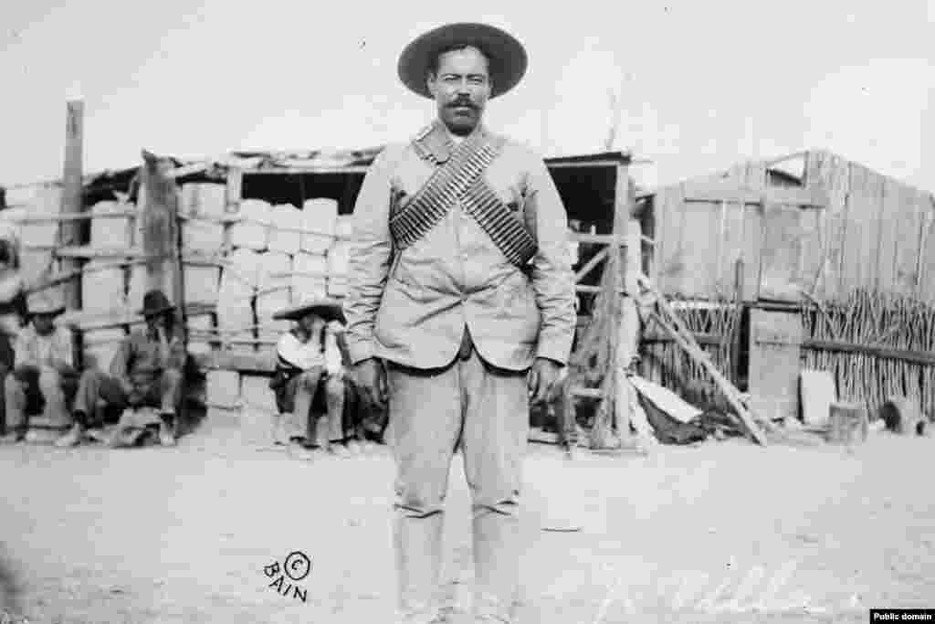 Pancho Villa, a Mexikói Forradalom katonai vezetője. Reed számára a kiugrást az hozta el, amikor 1913-ban megbízták, hogy tudósítson a mexikói forradalomról. Hónapokat töltött Pancho Villa hatalmas felfordulást okozó fegyveres lovasaival. Eleven és színes tudósításaival megalapozta újságírói hírnevét.