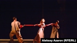 Пластическая сцена из «Карагоз». В данном эпизоде роль Карагоз исполняет Светлана Скобина. Алматы, 4 февраля 2018 года.