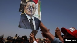 Сот ғимараты алдында Хосни Мүбәрәктің суретін ұстап тұрған адам. Каир, 2 маусым 2012 жыл.