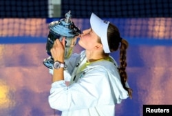 Елена Рыбакина US Open турнирінің кубогымен. 12 қыркүйек 2026 жыл.