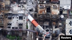 O imagine aeriană arată un coș de fum prăbușit la fabrica Nippon Paper Industries, în orașul Yatsushiro, prefectura Kumamoto, Japonia, pe 29 iulie 2026.