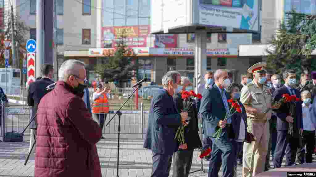 Российские чиновники возложили красные гвоздики к памятнику