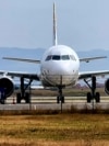 Një aeroplan pasagjerësh në Aeroportin e Prishtinës. Fotografi nga arkivi.