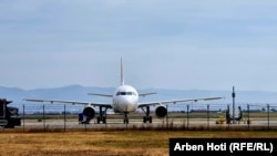 Një aeroplan në Aeroportin Ndërkombëtar të Prishtinës.